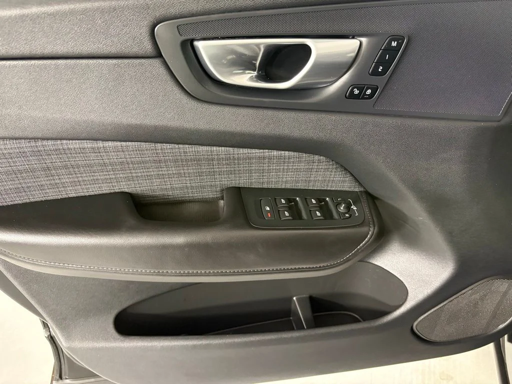 Used 2024 Onyx Black Metallic Volvo Core image 19