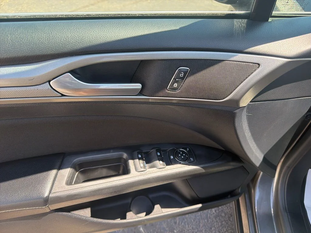 Used 2019 Gray Ford SE image 19