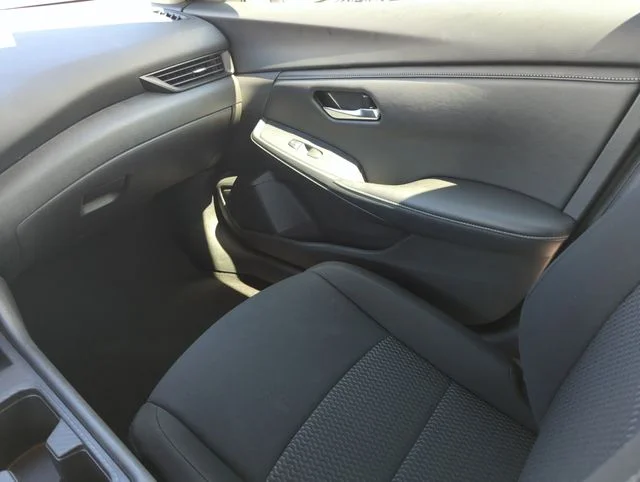 Used 2023 Silver Nissan S image 26