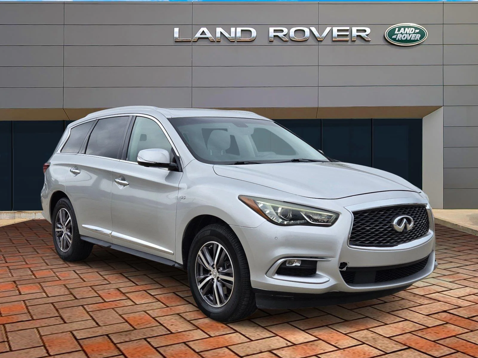 Used 2016 Liquid Platinum INFINITI  image 3