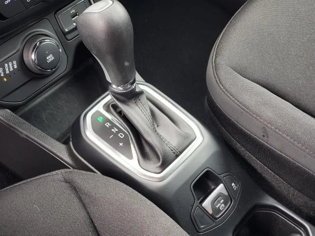 Used 2020 Alpine White Clearcoat Jeep Altitude image 18