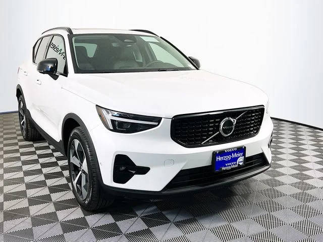 2026 Volvo XC40 B5 Plus Dark AWD's photo