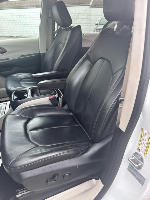 Used 2017 White Chrysler Touring L image 12