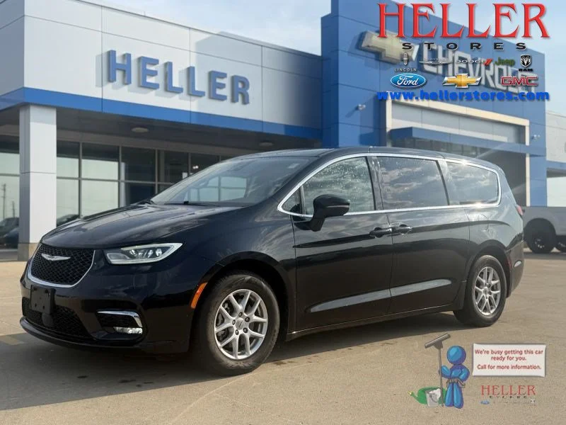 Used 2023 Brilliant Black Crystal Pearlcoat Chrysler Touring L image 1