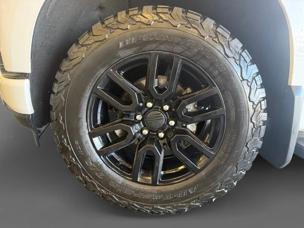Used 2020 White Chevrolet High Country image 16