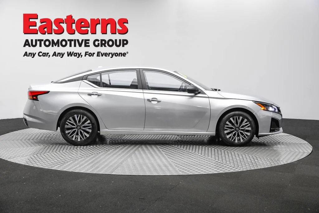 Used 2023 Silver Nissan 2.5 SR image 4