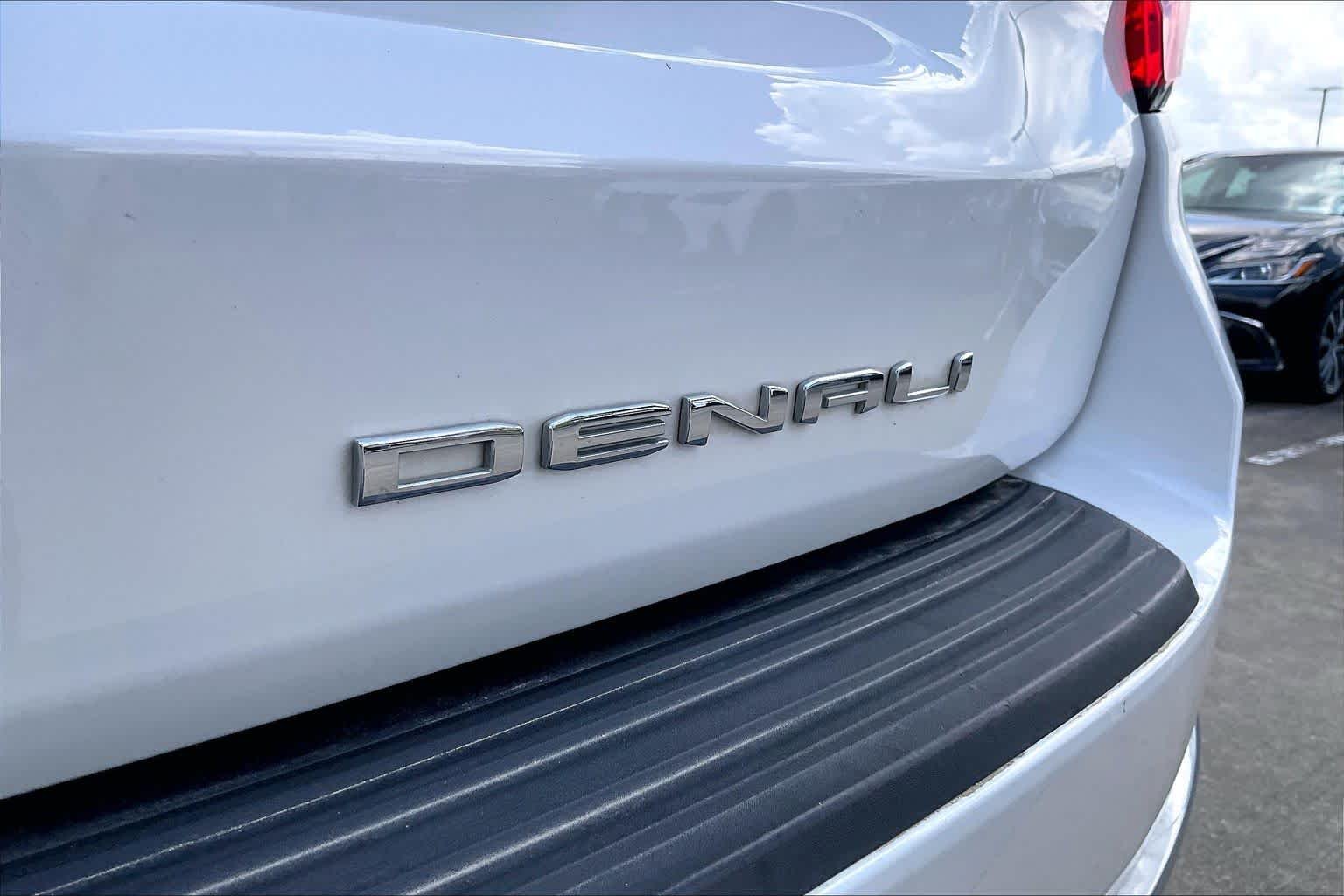 Used 2024 White Frost Tricoat GMC Denali image 9