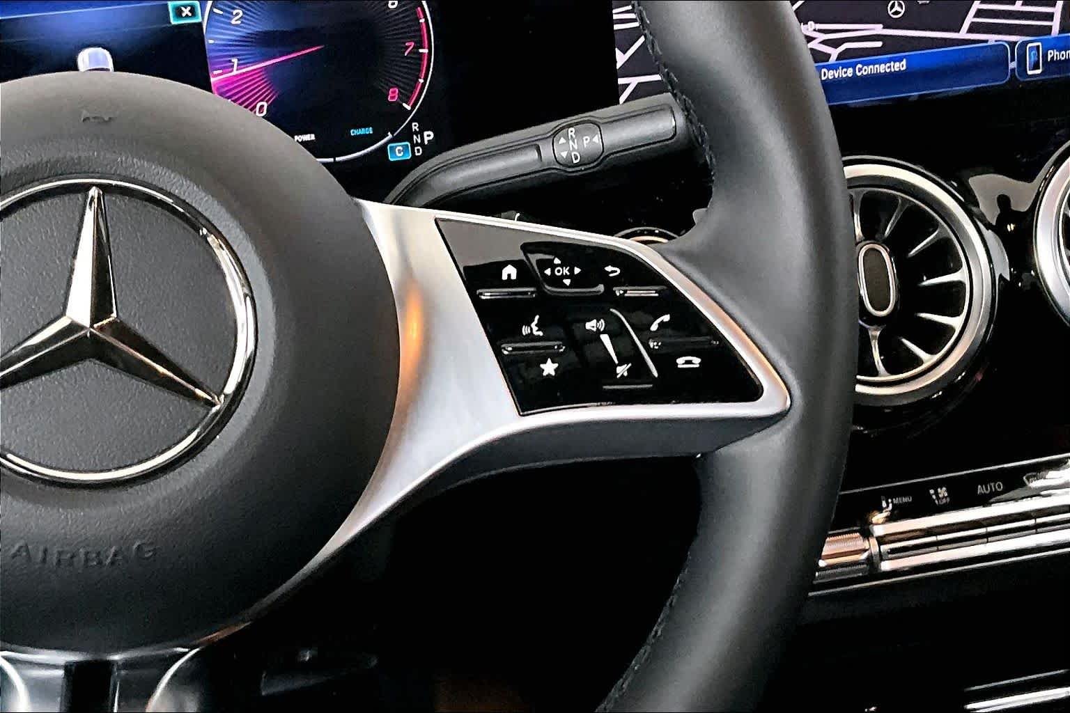 Used 2024 Digital White Metallic Mercedes-Benz GLA 250 image 25