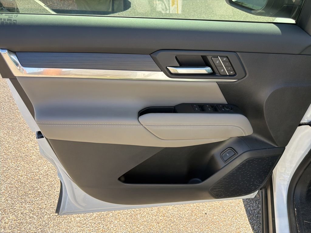 Used 2025 White GMC Elevation image 19
