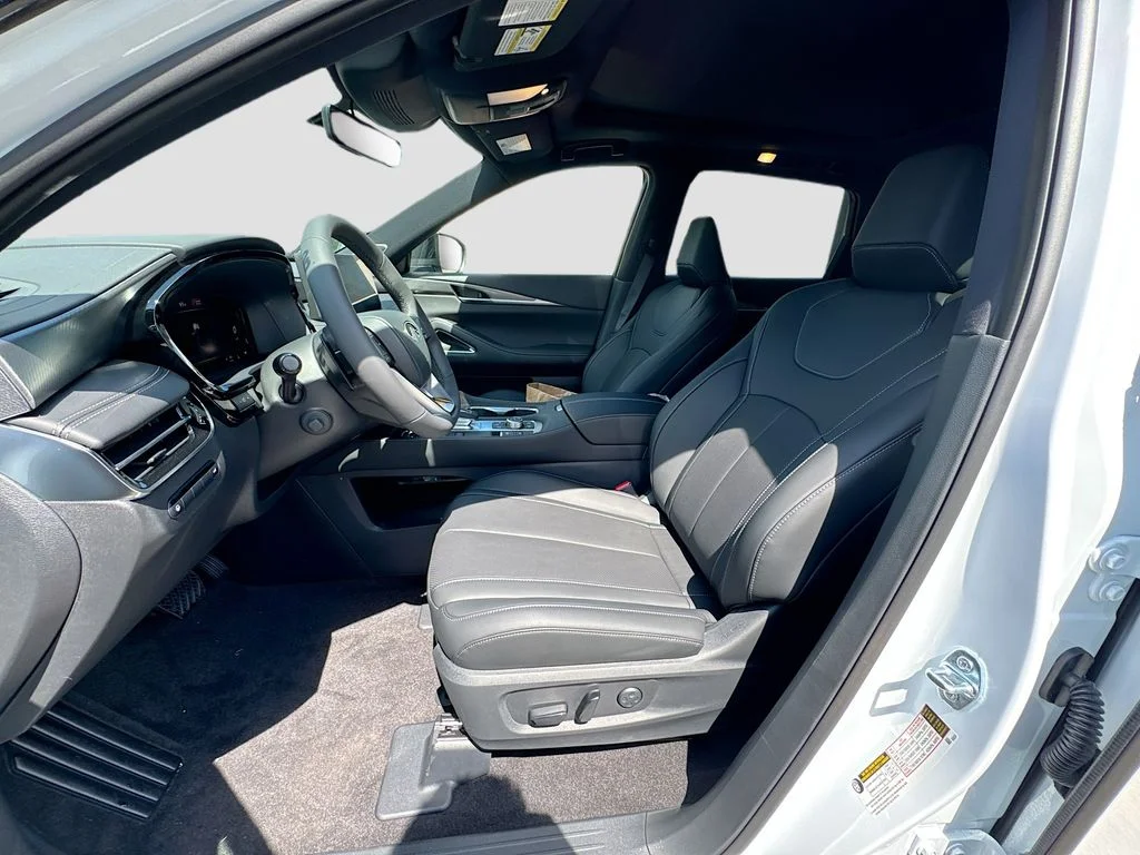 New 2027 2T RAD WHT INFINITI Sport AWD image 22