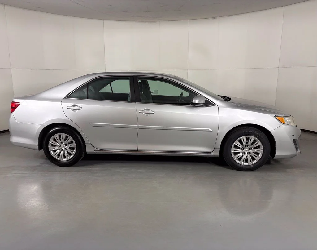 Used 2014 Silver Toyota LE image 9