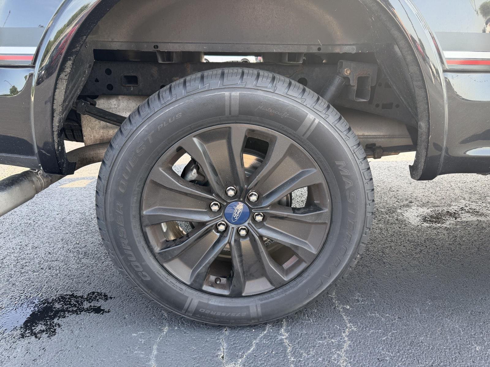 Used 2020 Agate Black Metallic Ford LARIAT image 29
