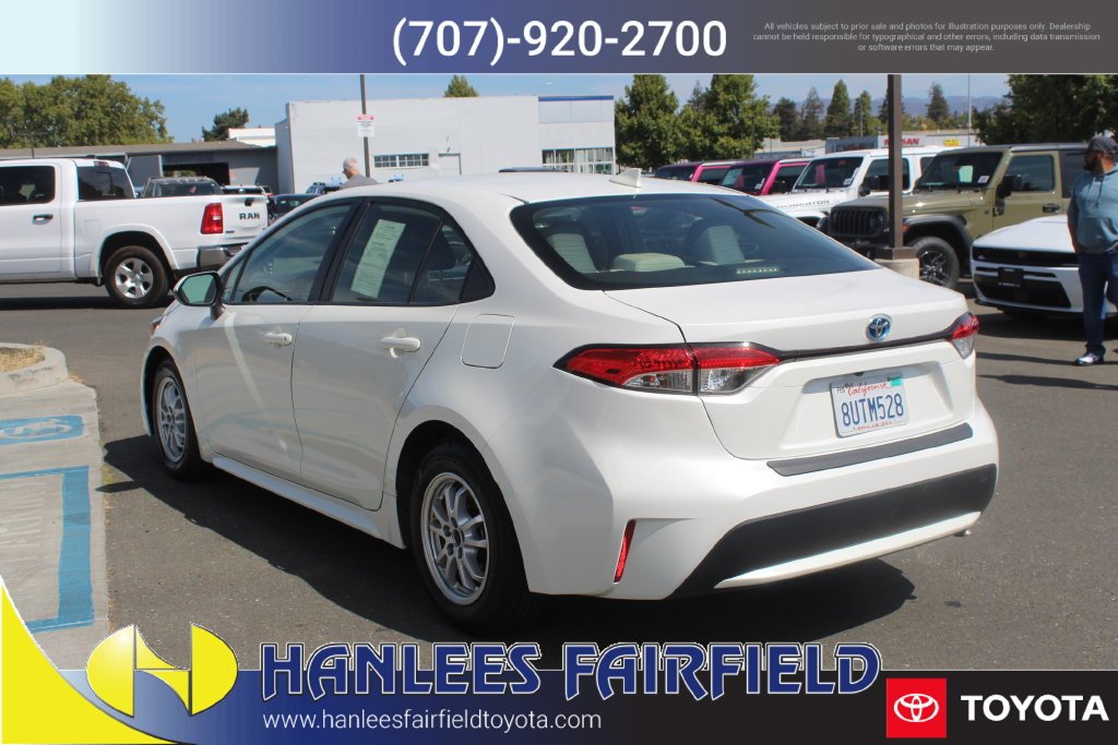 Used 2021 White Toyota LE image 9