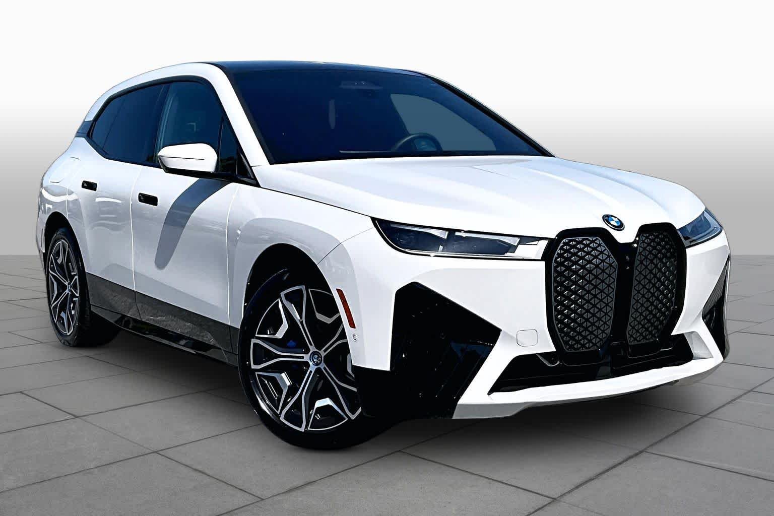 Used 2025 Alpine White BMW xDrive50 image 2