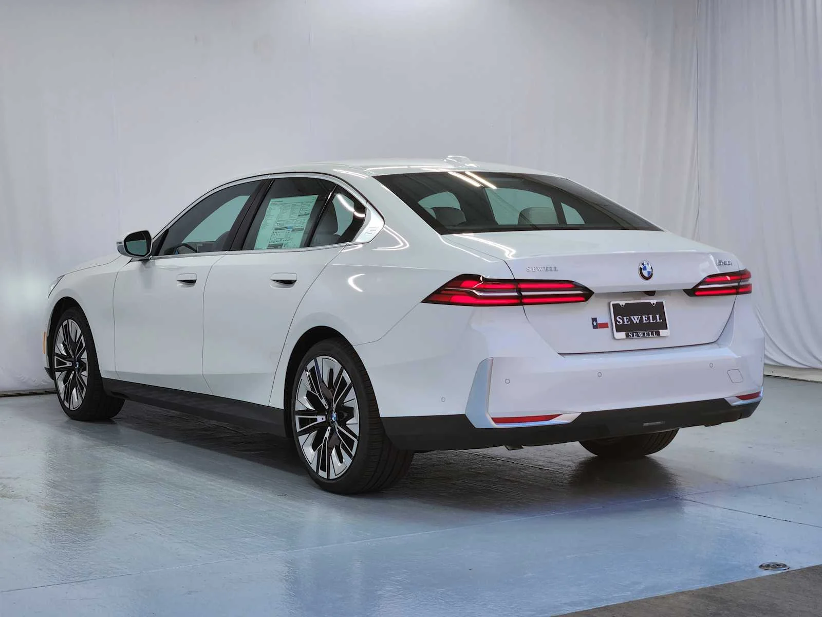 New 2027 Alpine White BMW 530i image 3
