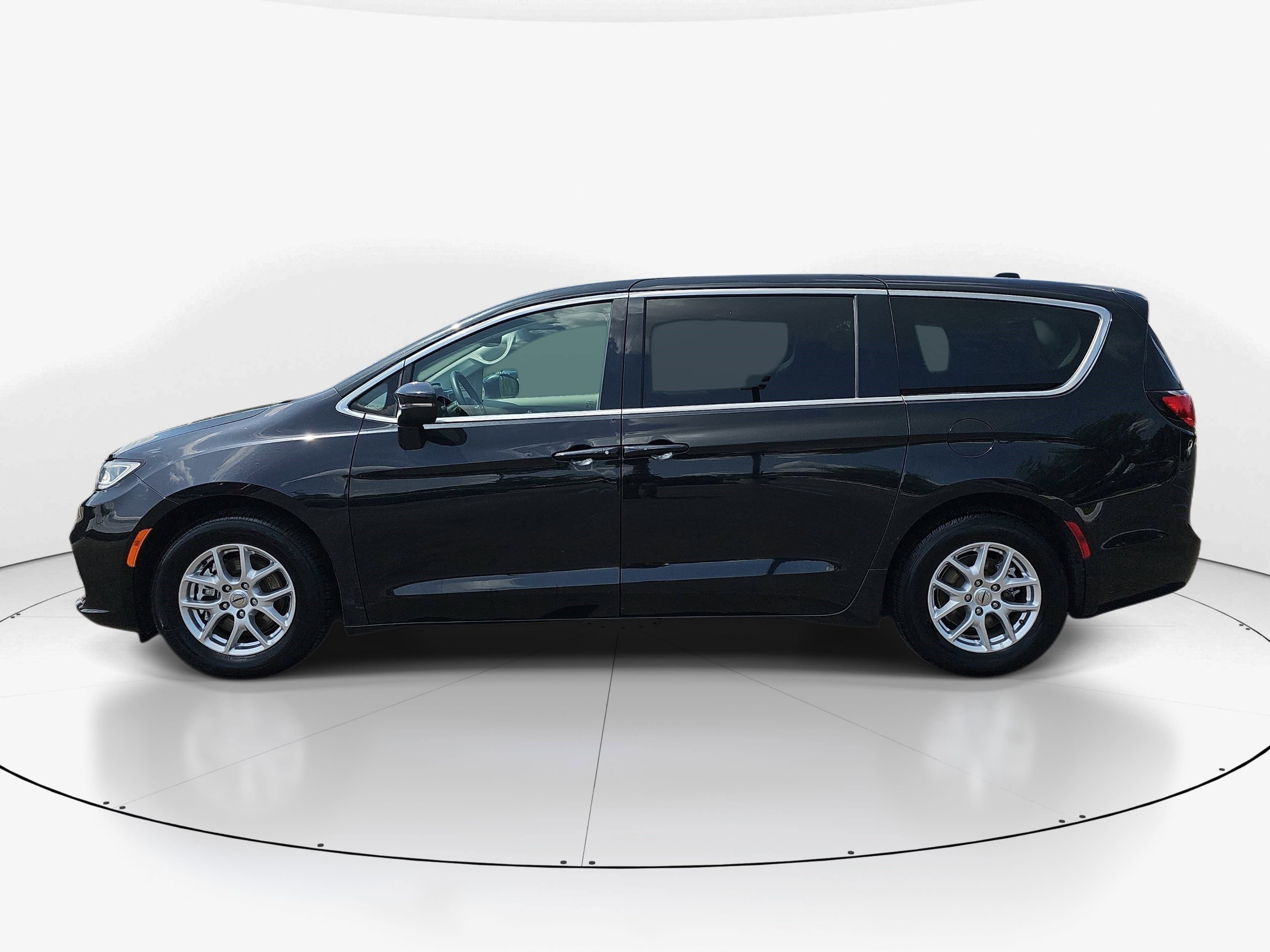 Used 2023 Brilliant Black Crystal Pearlcoat Chrysler Touring L image 6