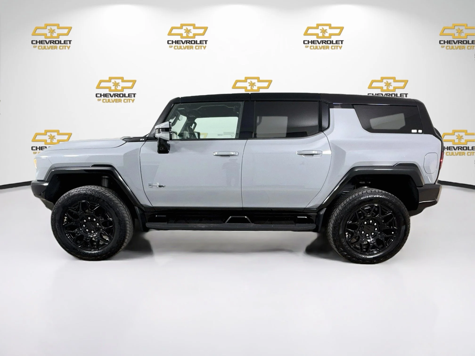 Used 2025 Meteorite Metallic (Grey) GMC 2X image 5