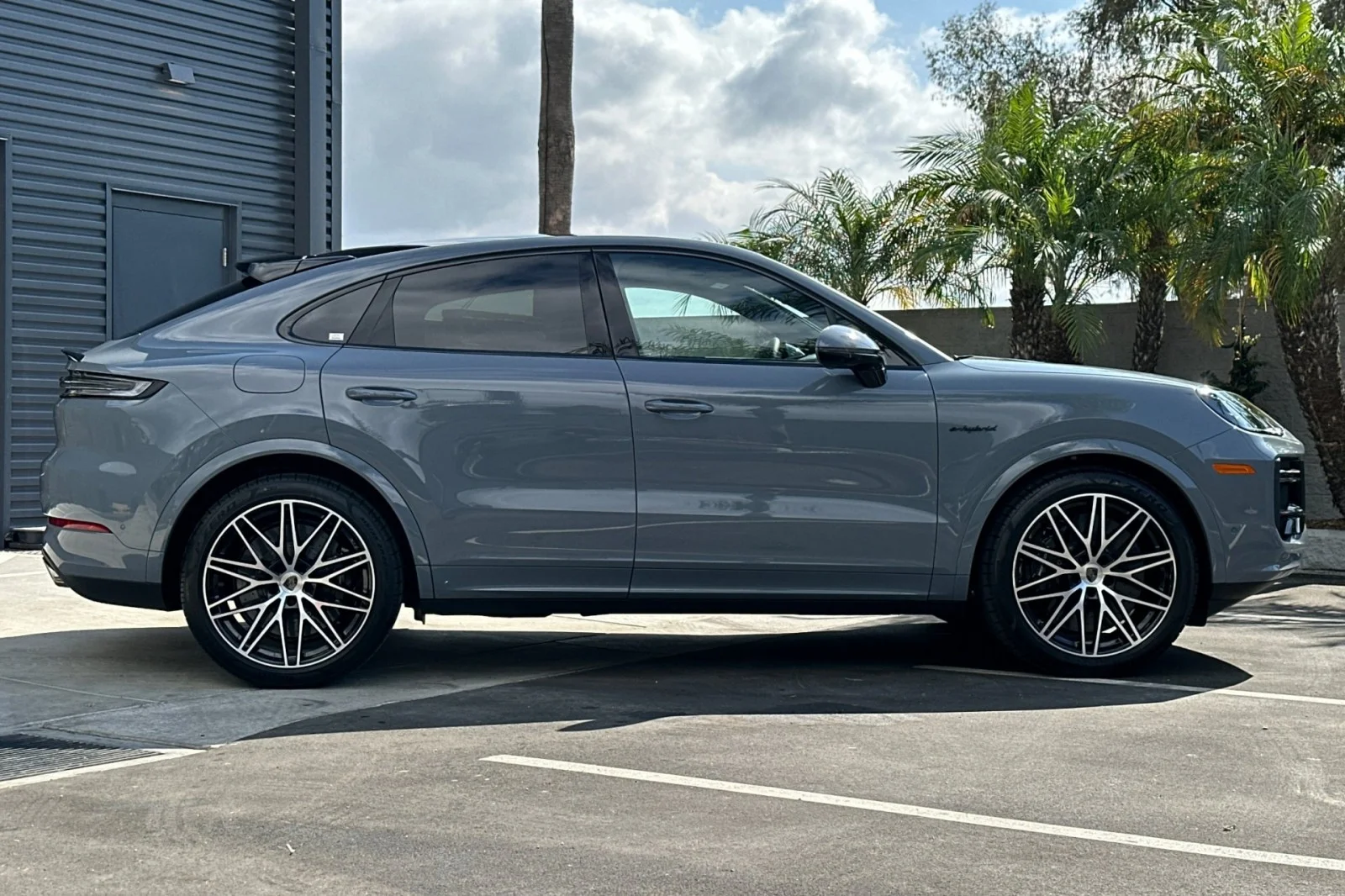 2026 Porsche Cayenne Coup Turbo E-Hybrid - Photo 9