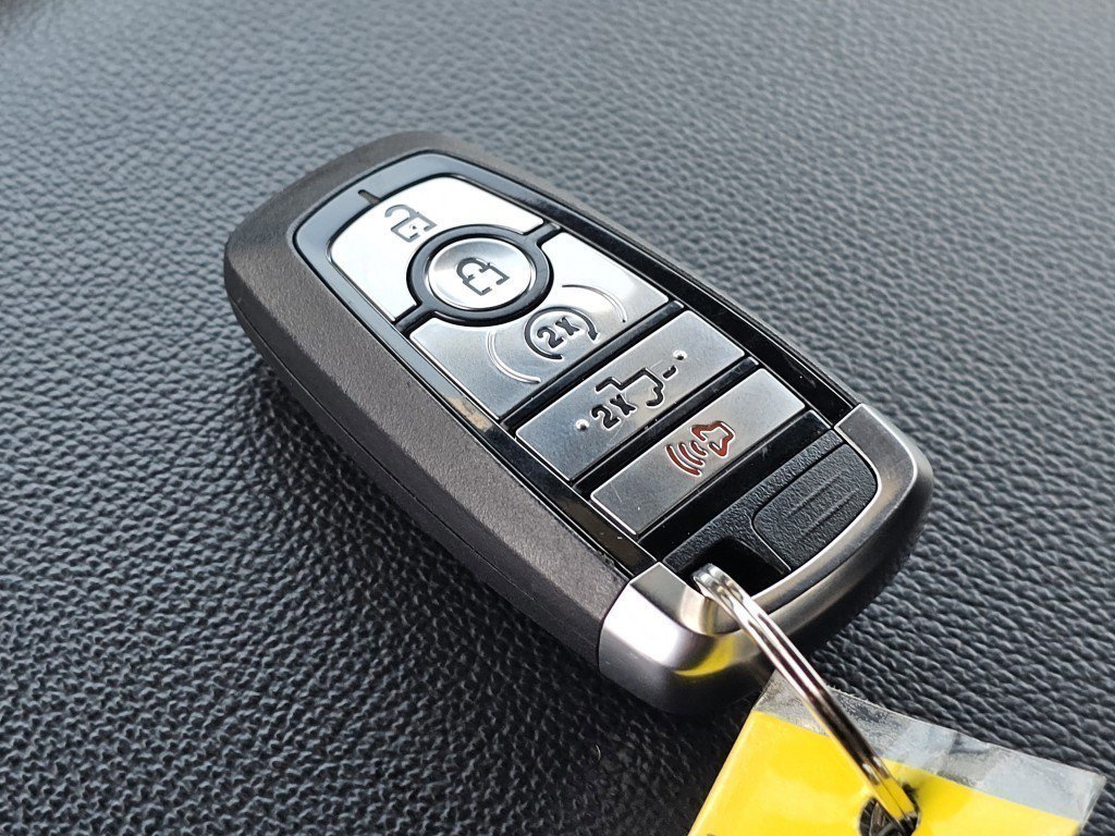 Used 2025 Oxford White Ford Lariat image 37