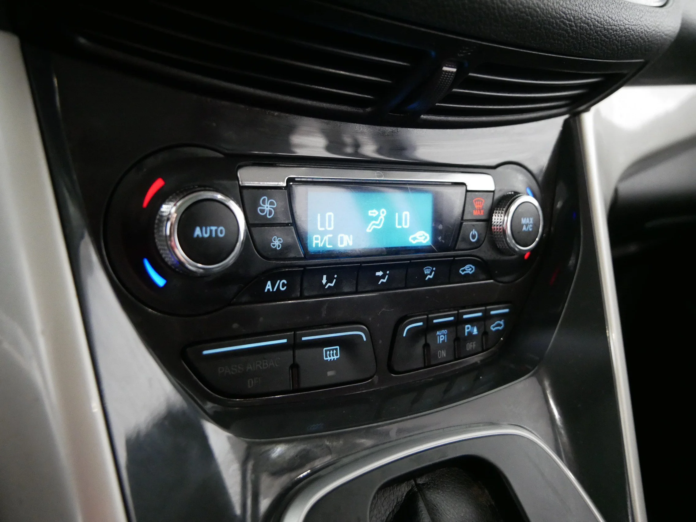 Used 2013 White Platinum Tricoat Ford SEL image 23
