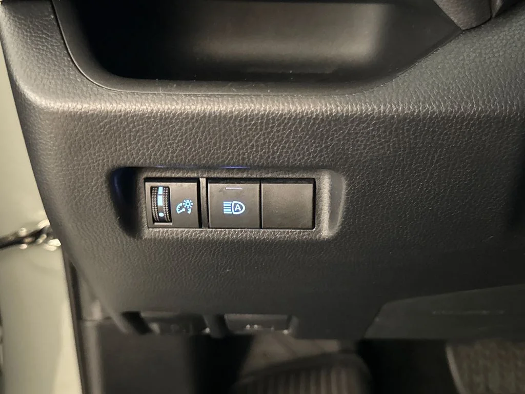 Certified Used 2020  Toyota XLE image 18