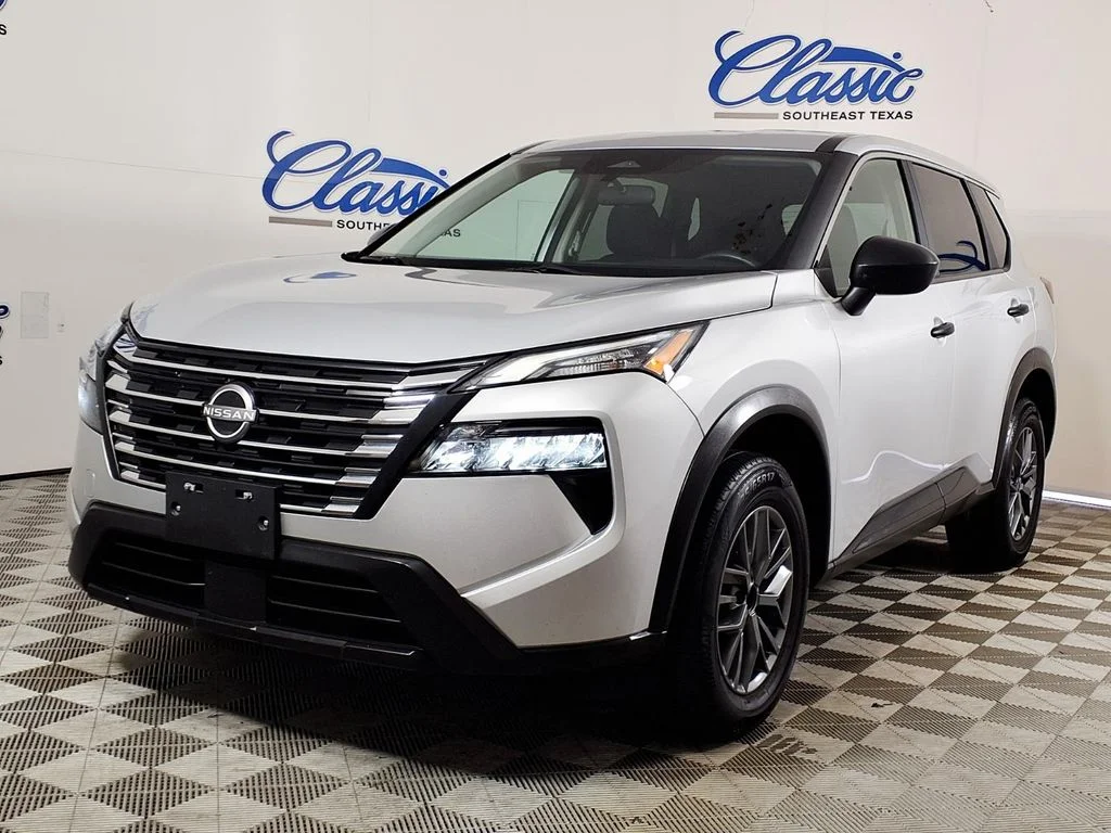 Used 2024 Silver Nissan S image 5