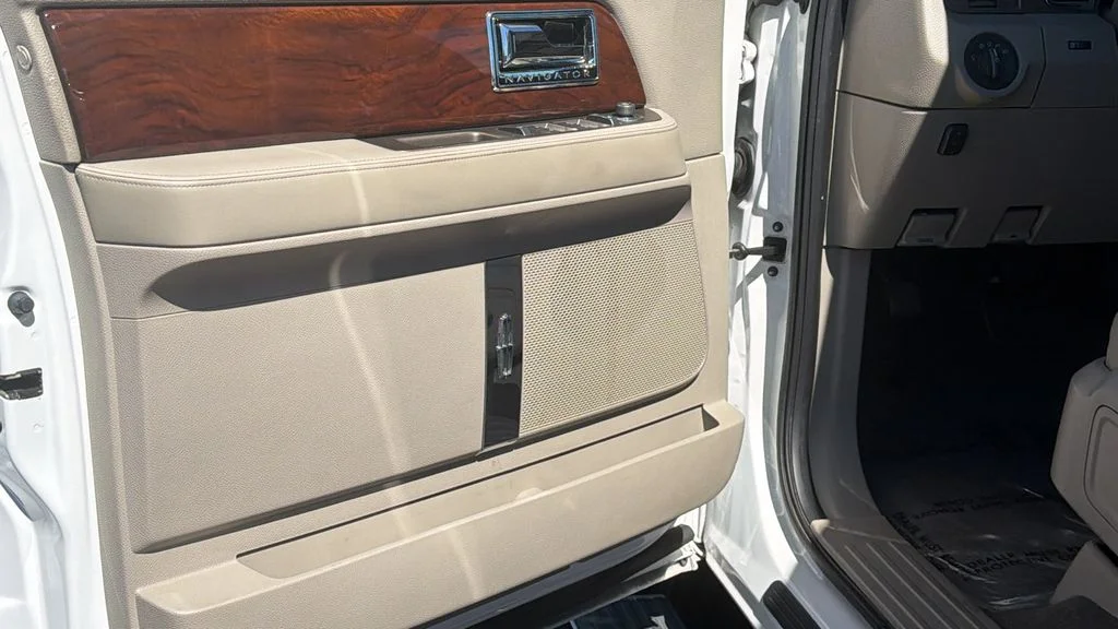Used 2014 White Platinum Clearcoat Metallic Lincoln Base image 23