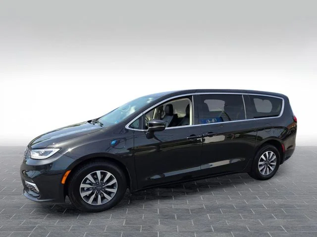 Used 2023 Black Chrysler Touring L image 3