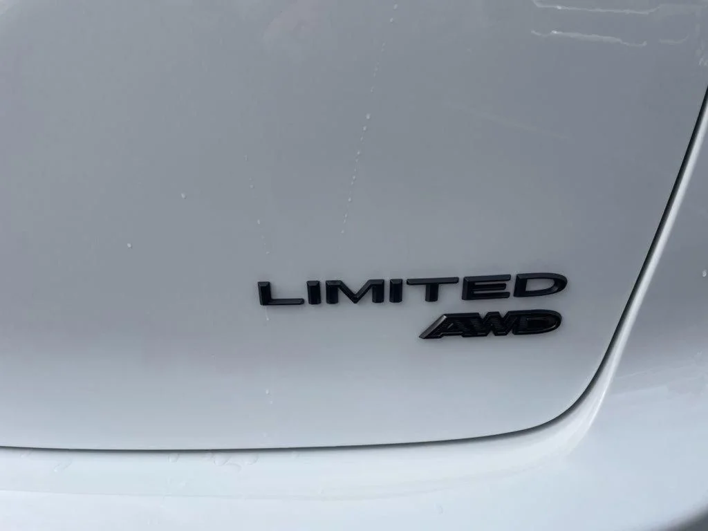New 2026 Bright White Clear-Coat Exterior Paint Chrysler Limited image 12