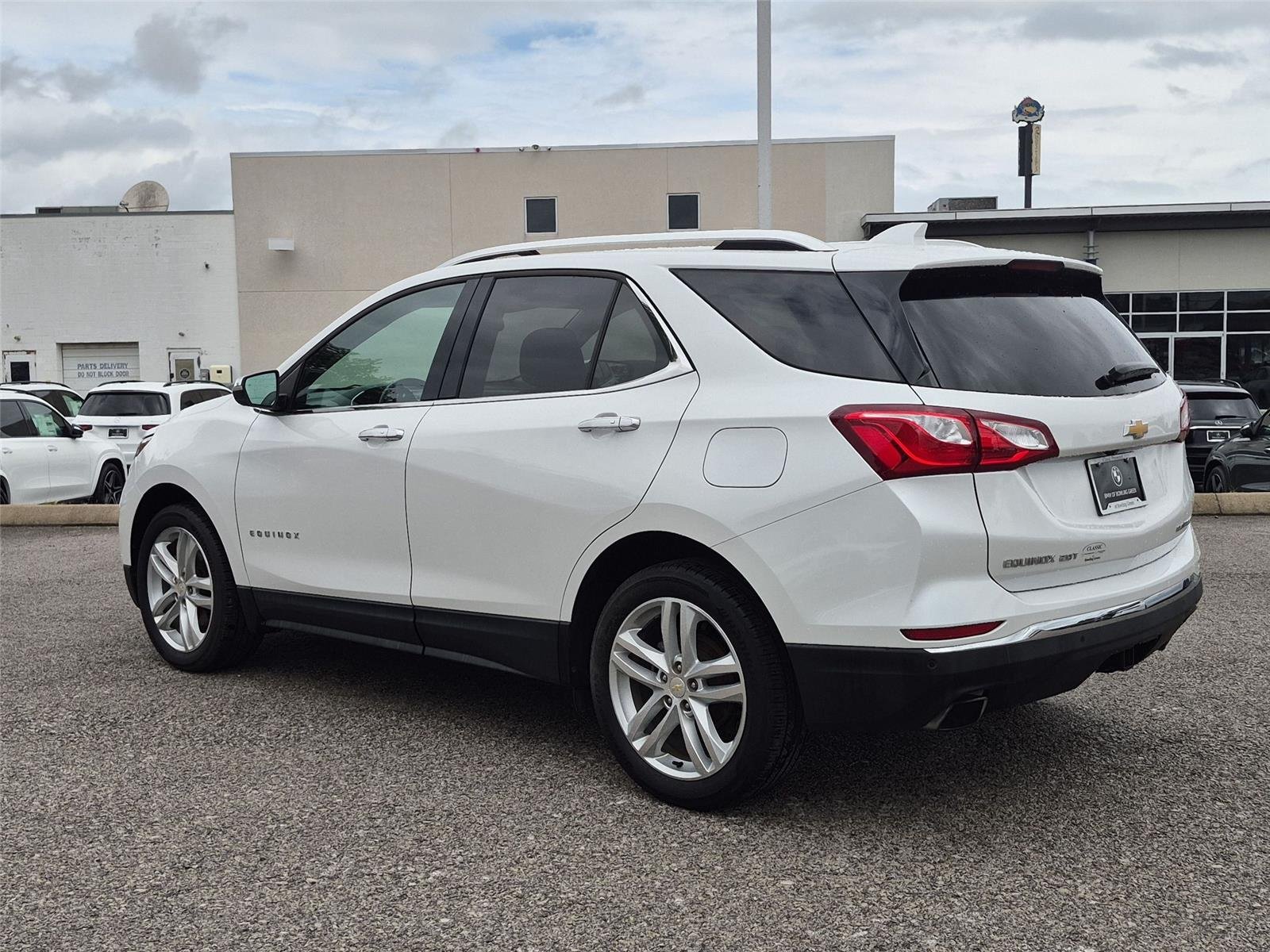 Used 2019 Iridescent Pearl Tricoat Chevrolet Premier image 3