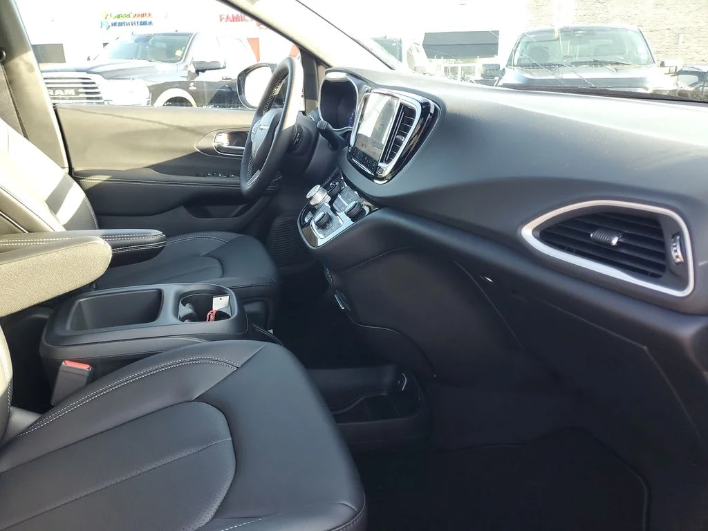 2025 Chrysler Voyager LX - Photo 32