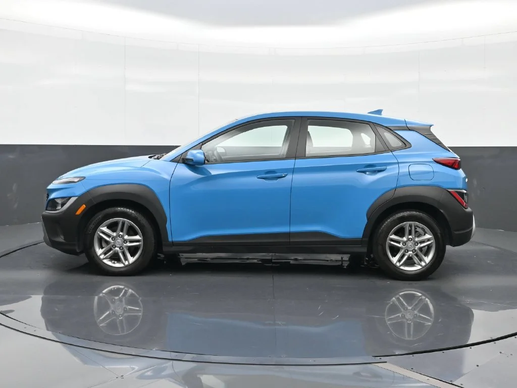 Used 2022 Green Hyundai SE image 5