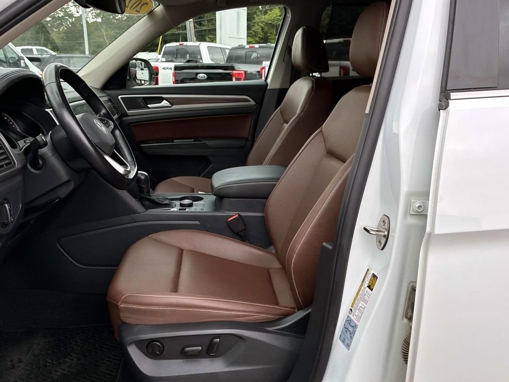 Used 2021 White Volkswagen 3.6L V6 SE w/Technology image 22