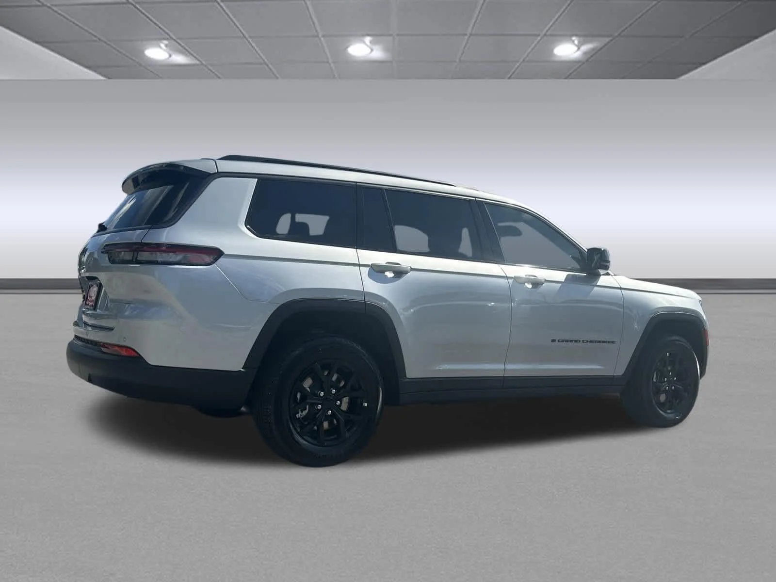 New 2026 Silver Zynith Exterior Paint Jeep Laredo Altitude image 5