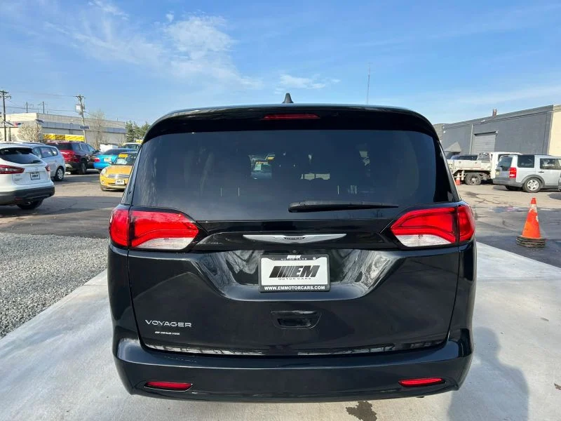 Used 2021 Black Chrysler L Minivan 4D image 30
