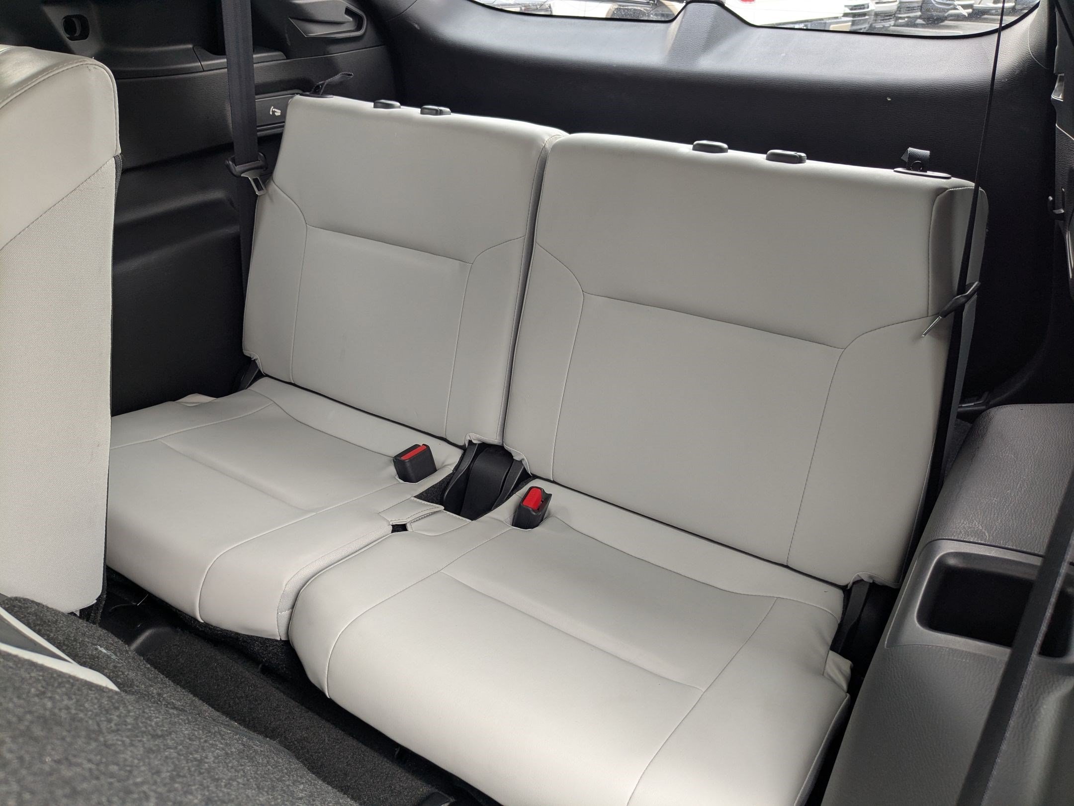 Used 2025 Silver Mitsubishi SE image 29