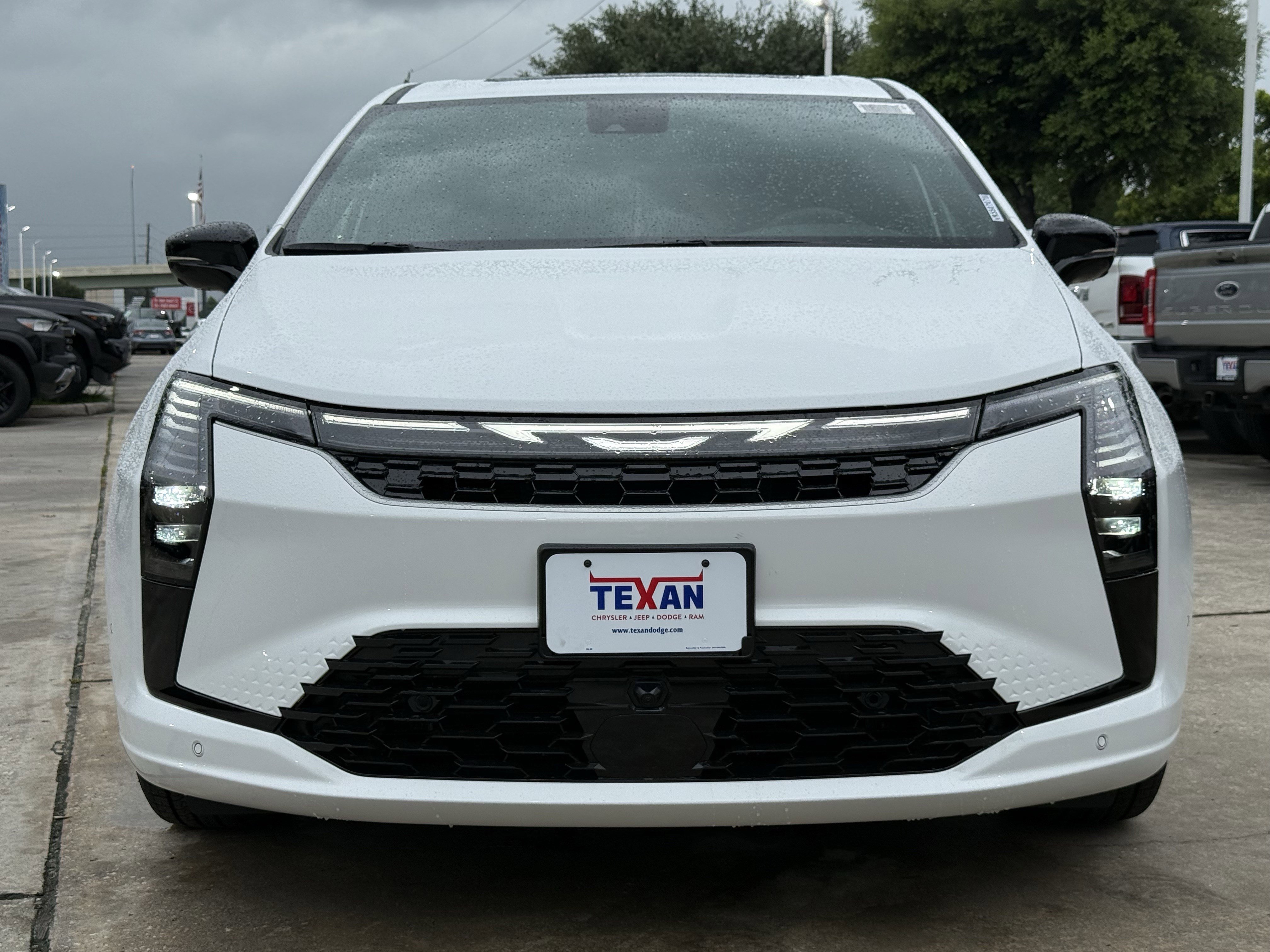 New 2027 Bright White Clear-Coat Exterior Paint Chrysler Limited image 6