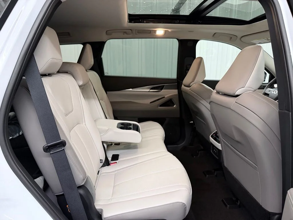 New 2027 RADIANT WHITE INFINITI Luxe FWD image 40