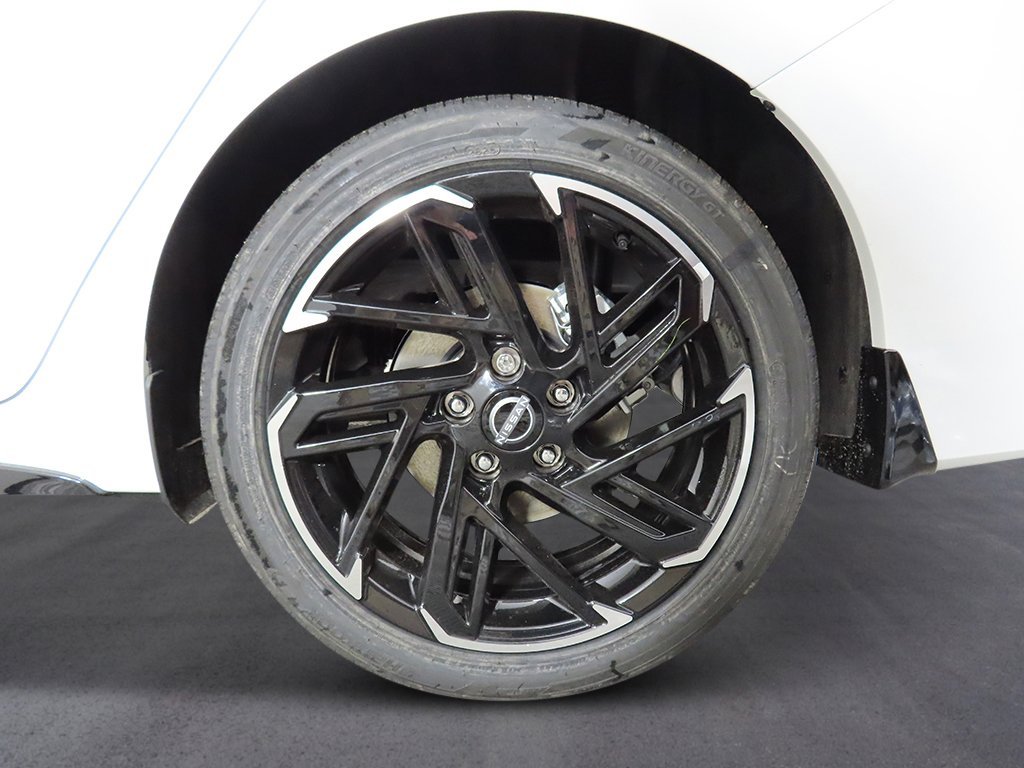 New 2026 Aspen White Tricoat/Super Black Nissan SR image 9
