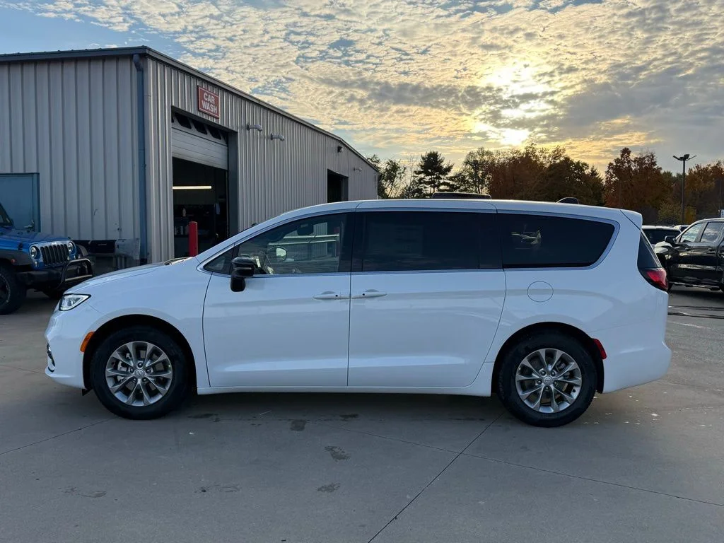 New 2026 Bright White Clear-Coat Exterior Paint Chrysler Limited image 4