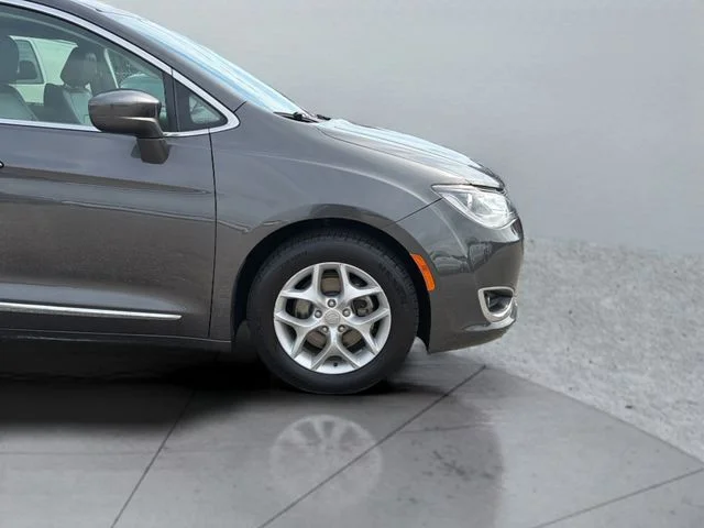 Certified Used 2018 Gray Chrysler Touring L image 33
