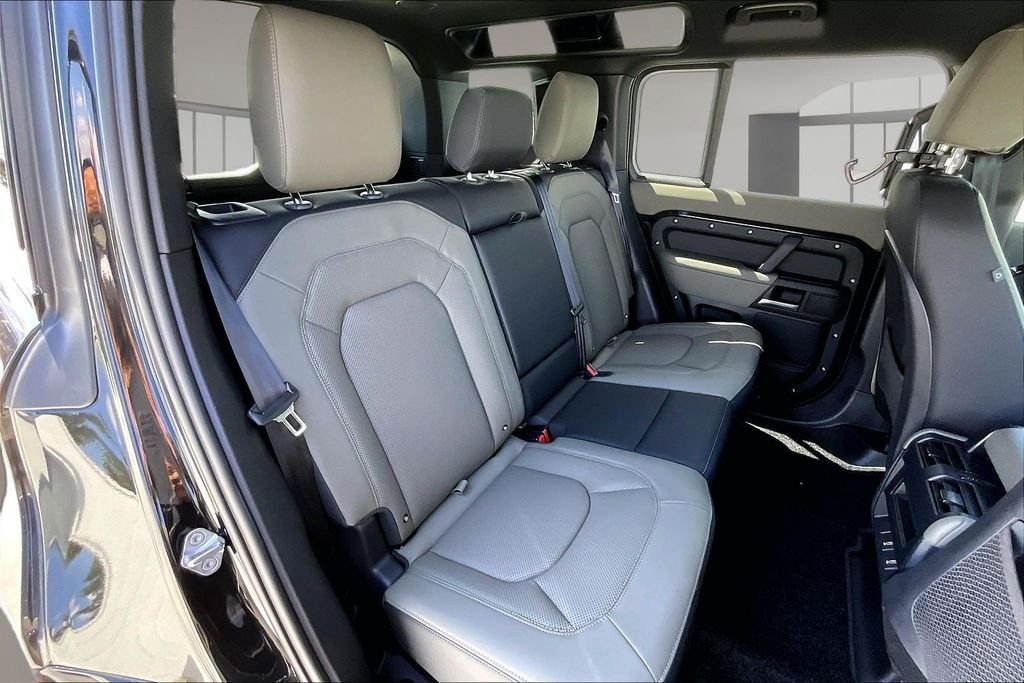 New 2026 SANTORINI BLACK Land Rover X-Dynamic SE image 10
