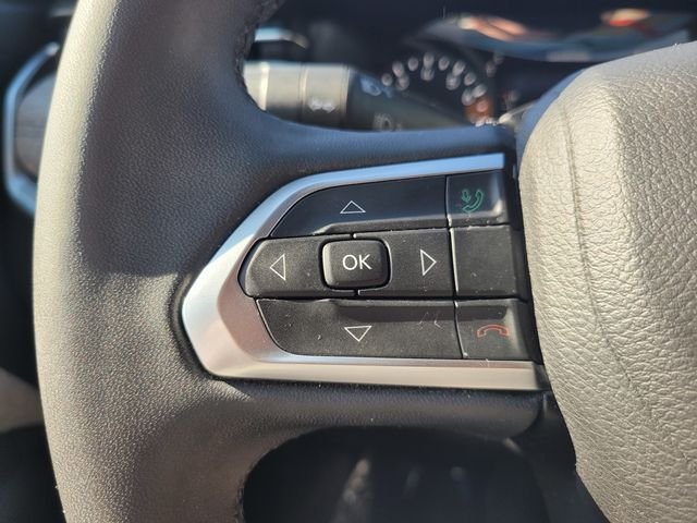 Used 2024 Silver Jeep Latitude image 28