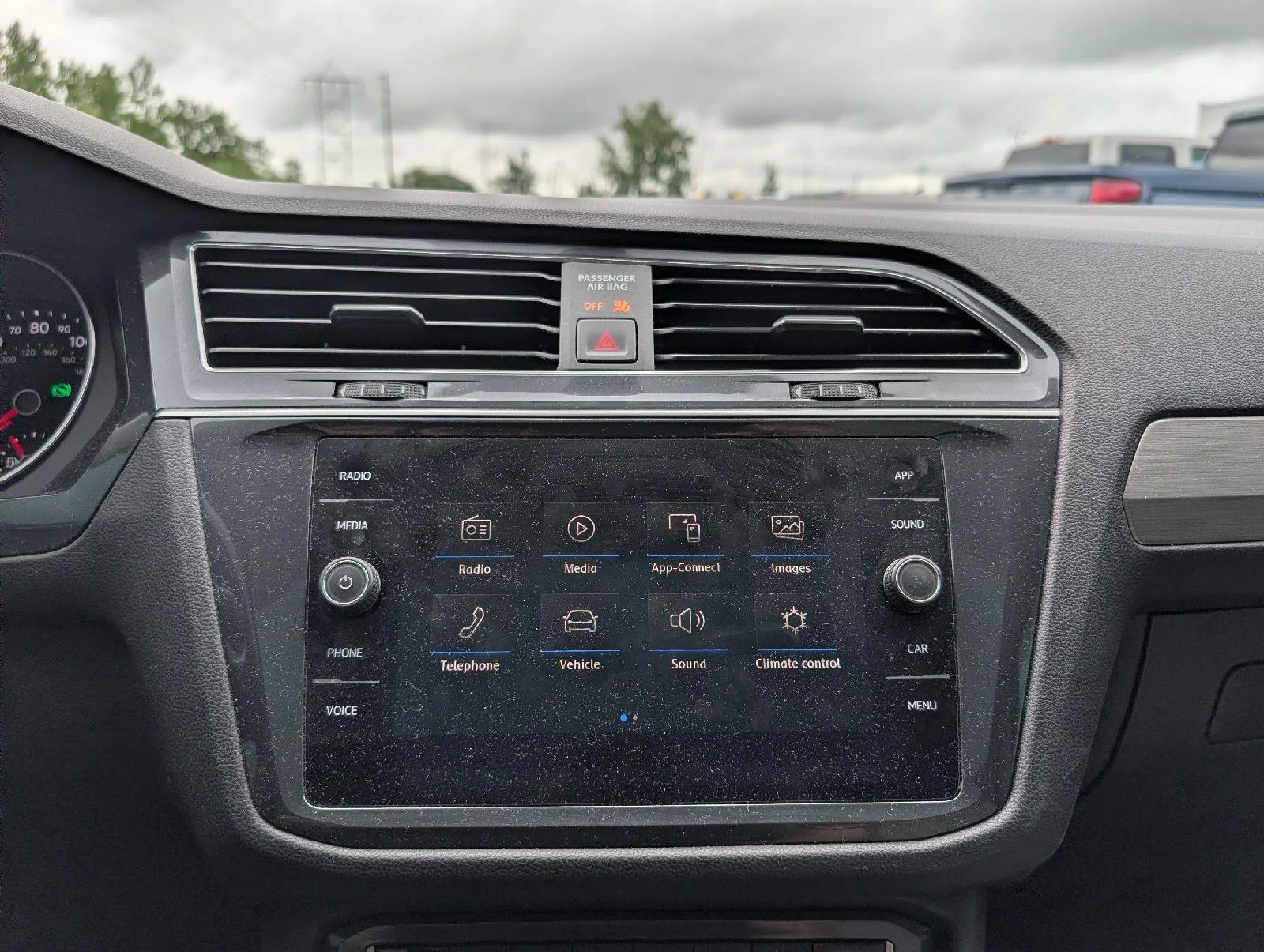 Used 2019  Volkswagen SE image 14