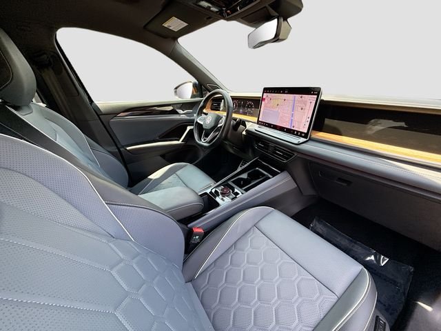 Used 2025  Volkswagen 2.0T SEL R-Line image 28