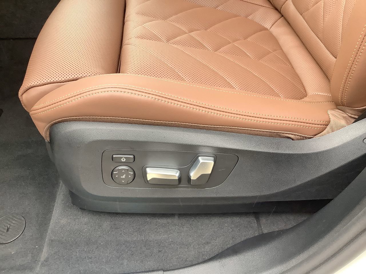 Used 2026 Mineral White Metallic BMW xDrive50e image 15