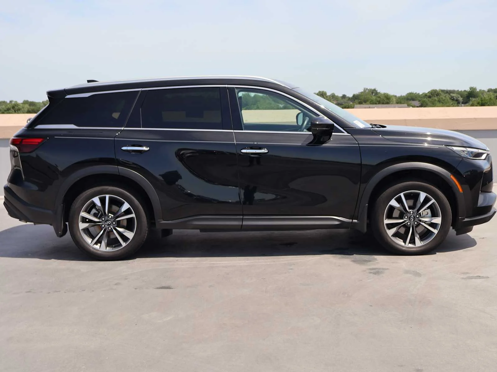 Certified Used 2025 Mineral Black INFINITI LUXE image 4