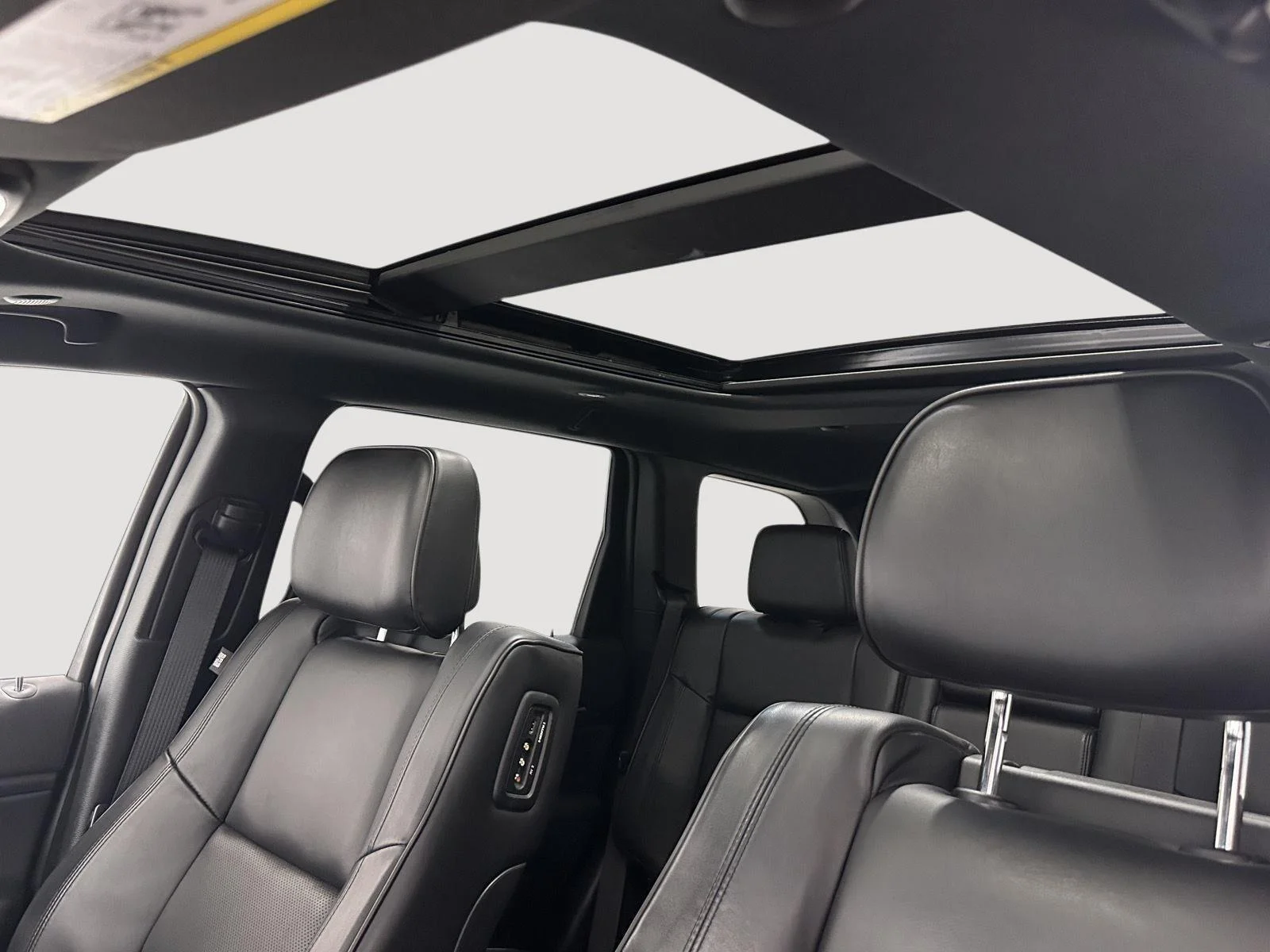 Used 2021 Diamond Black Crystal Pearl Jeep Overland image 17