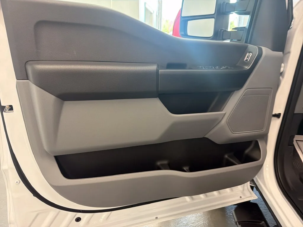 New 2027 Oxford White Ford F-550® XL image 13