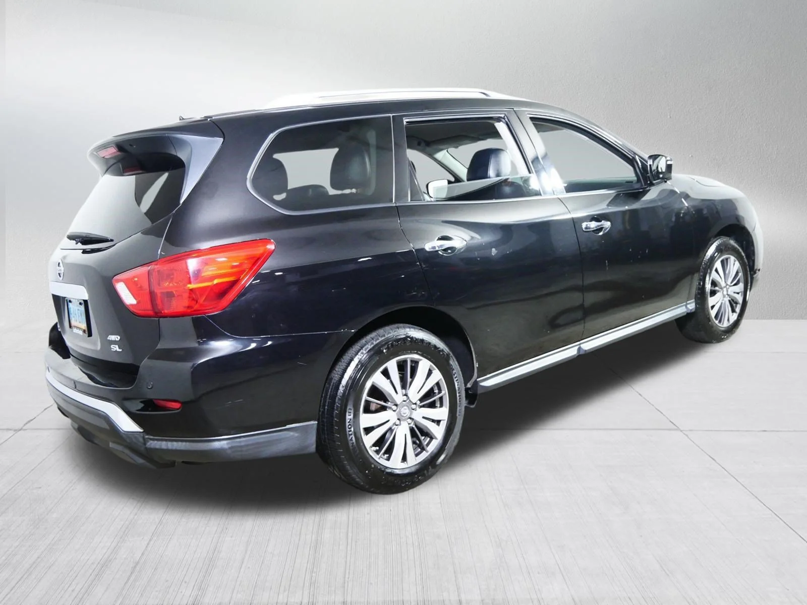 Used 2018 Magnetic Black Nissan SL image 7